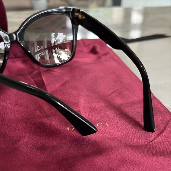 Preloved Gucci Women’s Sunglasses GG0459SA w/ Gucci box; clothe & pouch - Picture 9 of 10